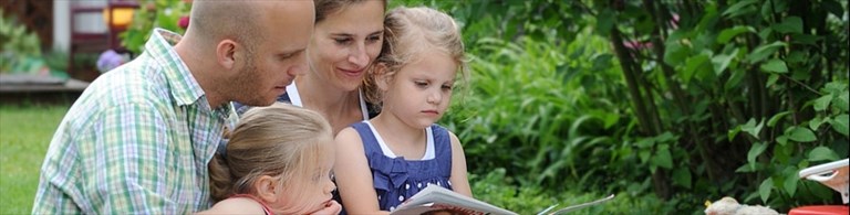 Familie liest in einer Zeitschrift
